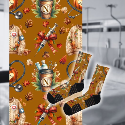 Mocha Monogram Nurse Herbst Essentials Crew Socken