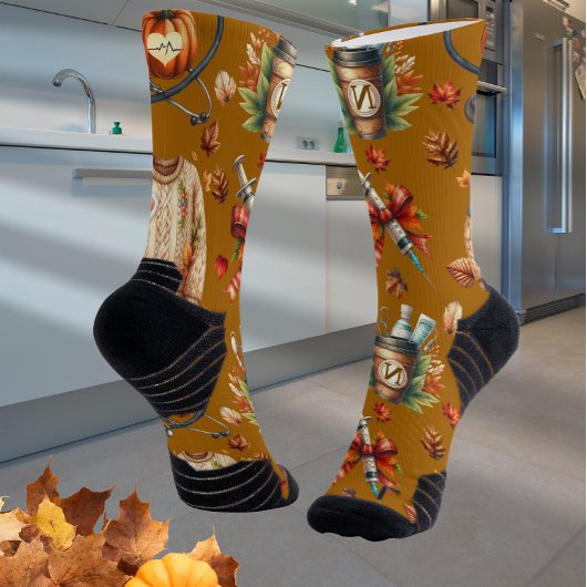 Mocha Monogram Nurse Herbst Essentials Crew Socken