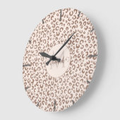 Mocha Mousse und Cream Tan Leopard Muster Große Wanduhr (Winkel)