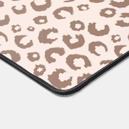 Mocha Mousse und Cream Tan Leopard Muster Schreibtischunterlage (Ecke)