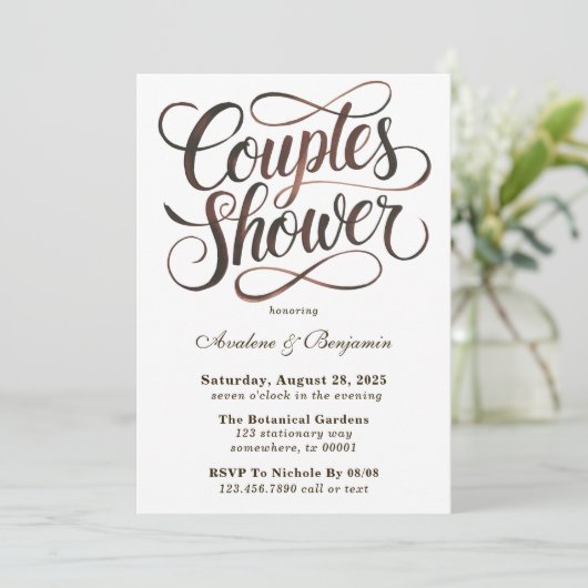 Mocha Mousse Wasserfarbe Typografie Paare Dusche Einladung (Stehend Vorderseite)