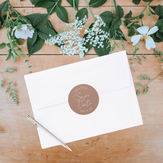 Mocha Stilisierte Hochzeit Speichern Sie das Datum Runder Aufkleber