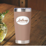 Mocha Stylized Wedding Trauzeuge Name Thermobecher<br><div class="desc">Verschenken Sie Ihrem Trauzeuge diese trendige und personalisierte,  rostfreie Edelstahl,  Thermalwäscher mit seinem Namen in stilisierter Schrift in einem weißen ovalen Design. Hintergrundfarbe und Skript ist eine Mochafarbe. Personalisieren Sie Ihren thermischen Schuster,  indem Sie den Namen des Trauzeugen mit dem gewünschten Namen bearbeiten und ersetzen.</div>