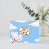 Mochi Bee Niedlich Welpe Riechen der Blume Sakura Postkarte (Stehend Vorderseite)