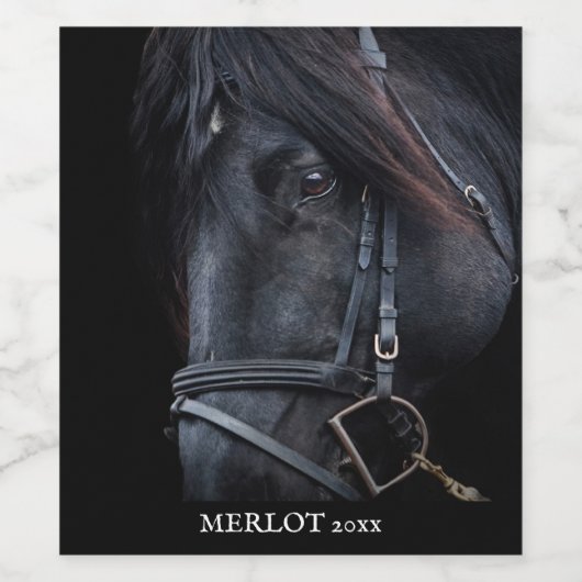 Mockup Elegantes Schwarzes Pferd Gedeckter Weinkel Weinetikett (Einzelnes Label)