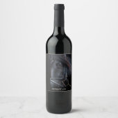 Mockup Elegantes Schwarzes Pferd Gedeckter Weinkel Weinetikett (Vorderseite)