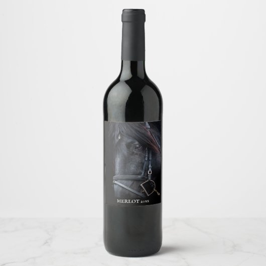 Mockup Elegantes Schwarzes Pferd Gedeckter Weinkel Weinetikett (Vorderseite)