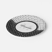 Mod Black and White Polka Dots Monogramm mit Name Pappteller (Schrägansicht)