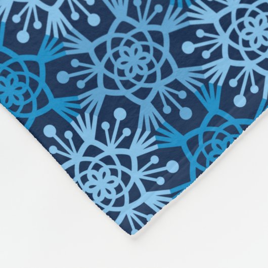 Mod Blizzard Blue Snowflake Fleece Blanket (Ecke)