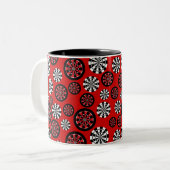 Mod Dartboards Zweifarbige Tasse (Vorderseite Links)