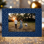 Mod Delicate Geometric Frame One Foto Navy Silver Folien Feiertagskarte<br><div class="desc">Diese elegante und dennoch moderne Urlaubsfotokarte besticht durch einen erhöhten Rahmen aus kleinen geometrischen Formen (Quadrate,  Dreiecke,  Kreise usw.),  die sich über einen tiefmarineblauen Hintergrund und ein horizontales Foto erstrecken. Auf der Rückseite ist die gleiche marineblau Farbe mit viel Platz,  um ein anderes Foto und/oder Text hinzuzufügen.</div>