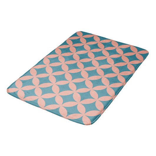 Mod Geometric Retro Modern Blue Peach aus dem Mitt Badematte (Schrägansicht)