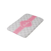 Mod Graues Muster Pink Quatrefolienmonogramm Badematte (Schrägansicht)