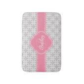 Mod Graues Muster Pink Quatrefolienmonogramm Badematte (Vorderseite Vertikal)