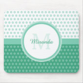 Mod-grünes und weißes Polka-Punkt-Monogramm mit Mousepad (Vorne)