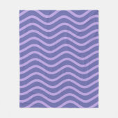 Mod Lila und Periwinkle Wavy Lines und Streifen Fleecedecke (Vorderseite)