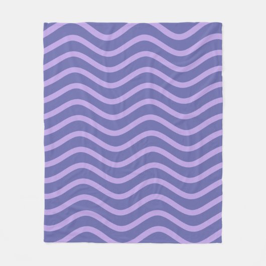 Mod Lila und Periwinkle Wavy Lines und Streifen Fleecedecke (Vorderseite)