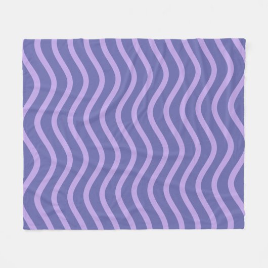 Mod Lila und Periwinkle Wavy Lines und Streifen Fleecedecke (Vorderseite (Horizontal))