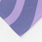 Mod Lila und Periwinkle Wavy Lines und Streifen Fleecedecke (Ecke)