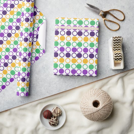 Mod Mardi Gras Dots Geschenkpapier (Kunsthandwerk)