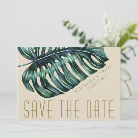 Mod Monstera Leaf Green und Tan Wedding Save The Date (Stehend Vorderseite)