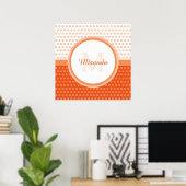 Mod Orange und White Polka Dots Monogramm mit Name Poster (Heimbüro)