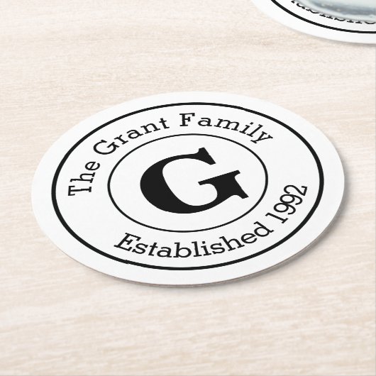 Mod-personalisierte Monogramm-Schwarzweiss-Familie Runder Pappuntersetzer (Angewinkelt)