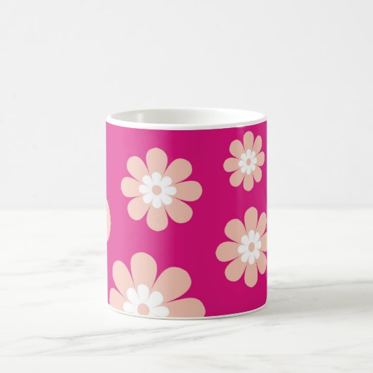 Mod-Pfirsich-Blumen auf Rosa Kaffeetasse (Mittel)