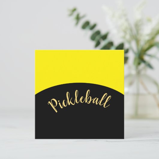 Mod Pickleball Script Bright Yellow Black Curves Einladung (Stehend Vorderseite)