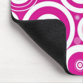 Mod Pink und Weiß konzentrierte Retro-Kreise Mousepad (Ecke)