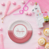 Mod Pink und Weiß Polka Dots Monogramm mit Name Pappteller (Party)