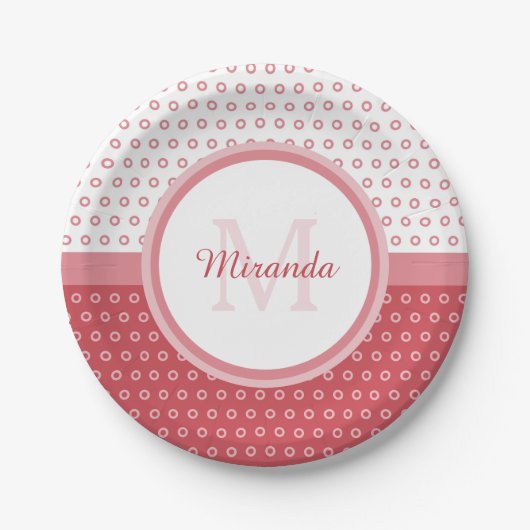 Mod Pink und Weiß Polka Dots Monogramm mit Name Pappteller (Vorderseite)
