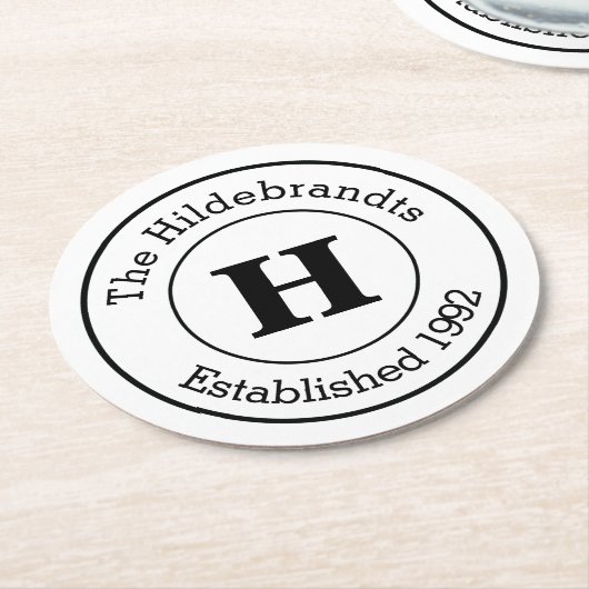 Mod Schwarz-Weiß-Monogramm-Familie Runder Pappuntersetzer (Angewinkelt)