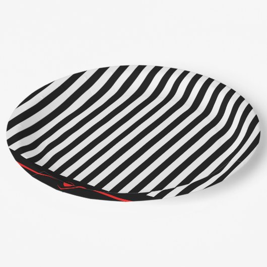 Mod Schwarz-Weiß Streifen mit hellrotem Herzen Pappteller (Schrägansicht)