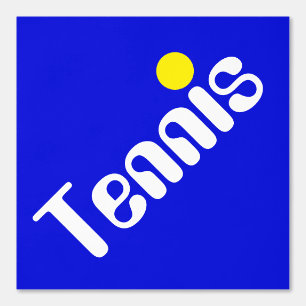 Mod Slant, White Yellow TENNIS Text auf Bright Blu Tapete