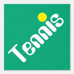 Mod Slant, White Yellow TENNIS Text auf Retro Blue Tapete