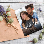 MOD V Foto Save the Date kühl - Dunkel Einladung<br><div class="desc">Senden Sie Luxe, Chic & Bold Speichern Sie die Daten mit diesem MOD V Foto Bold Save the Date - Dunkler Design. Funktioniert gut für Fotos, die einen dunkleren Boden benötigen oder gewollt haben. Sehen Sie sich unsere Save the Date Kollektion #2 an, um einen leichteren Boden auf dem gleichen...</div>