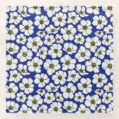 Mod weiße Blumen auf Blau Glasuntersetzer (Vorderseite)