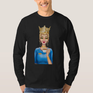 Mode Blonde Königin hält Tasse Kaffee Hand Dr T-Shirt