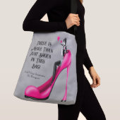 Mode-Diva in Stiletto Pink Tragetaschen Mit Langen Trägern (Von Nahem)
