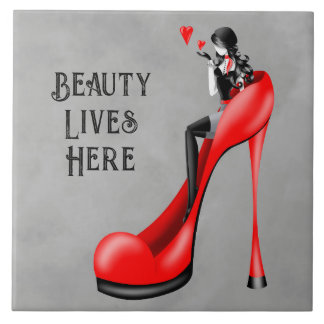 Mode-Diva in Stiletto Rot Fliese