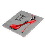 Mode-Diva in Stiletto Rot Fliese (Seite)