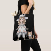 Modebewusstes Mädchen, das mit ihrer Katze spazier Tasche (Von Nahem)