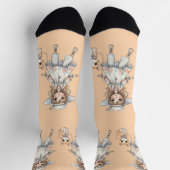 Modebewusstes Mädchen, das mit süßer Katze spazier Socken (Oben)