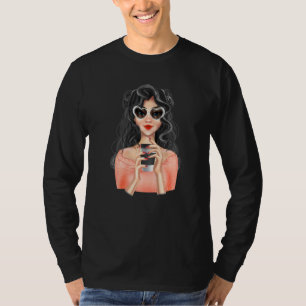 Modeblondine mit Tasse Kaffee mit Herz T-Shirt