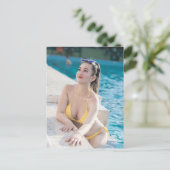 Model In Yellow Bikini Feiertagspostkarte (Stehend Vorderseite)