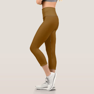 Model mit eng anliegenden braunen Leggings