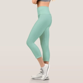 Model mit hochtaillierten mintgrünen Leggings