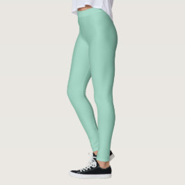 Model mit hochtaillierten mintgrünen Leggings