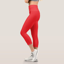 Model mit leuchtend roten, körperbetonten Leggings
